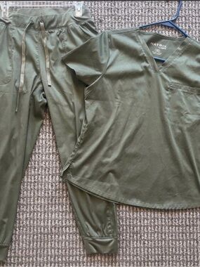 Olive Maevn Matrix Scrub Set